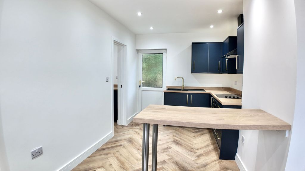 Additional image 5 of 3 bed semi-detached house to rentAlbertina Road, Newbridge NP11