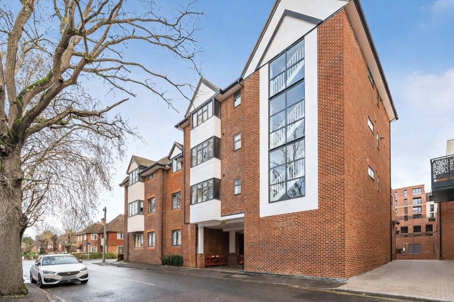 2 bed flat to rentWest Byfleet, Surrey KT14