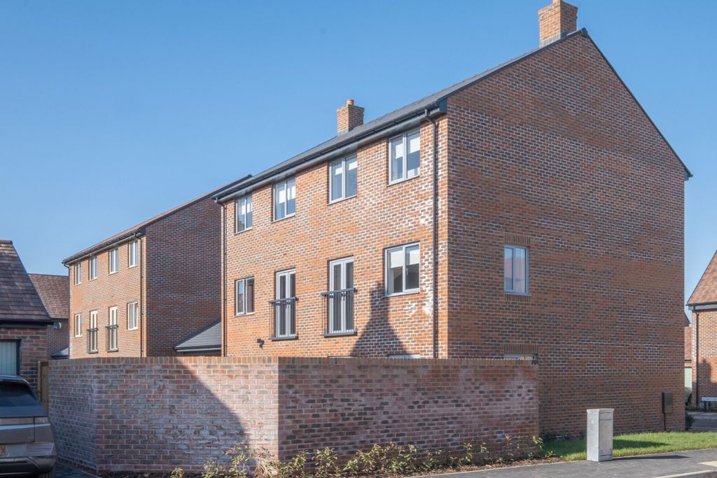 Additional image 50 of 5 bed semi-detached house to rentKempster Way, Weston Turville, Aylesbury HP22
