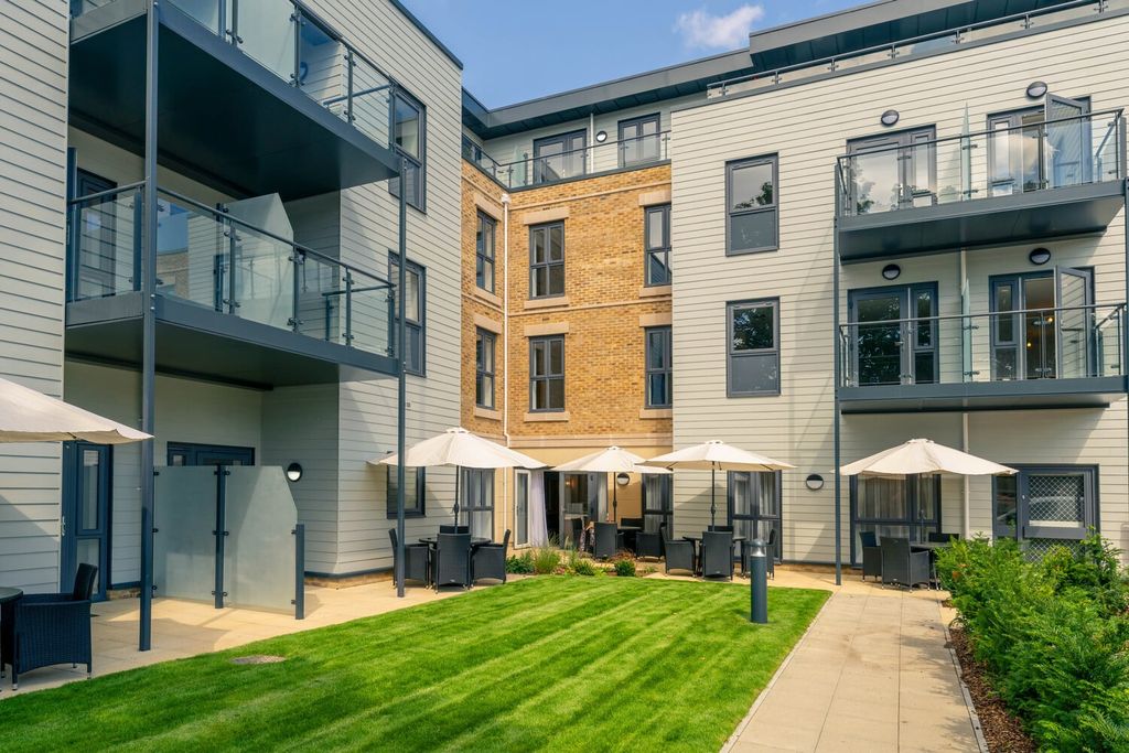 Additional image 5 of 2 bed flat to rentQueens Road, Weybridge KT13