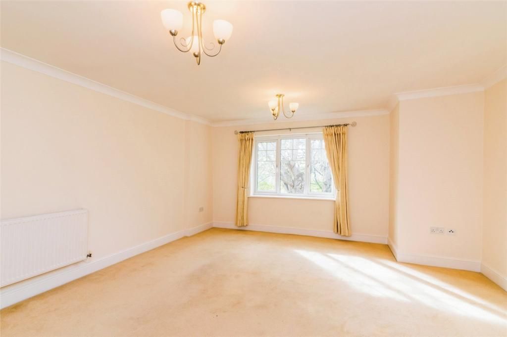 2 bed flat to rentHarrington Walk, Lichfield WS13 photo 2