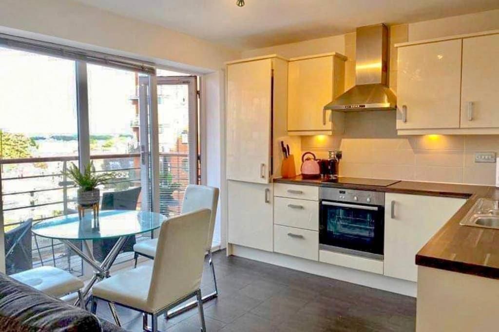 2 bed flat to rentHandbridge Square, Chester CH1 photo 5