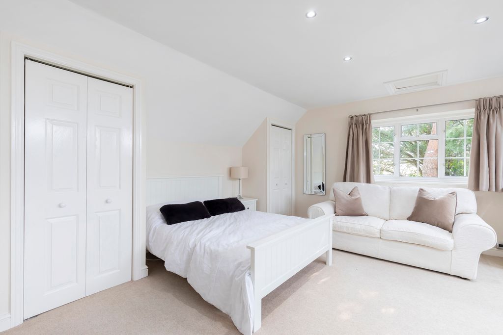 Additional image 4 of Studio to rentBowbridge Lane, Prestbury, Cheltenham GL52