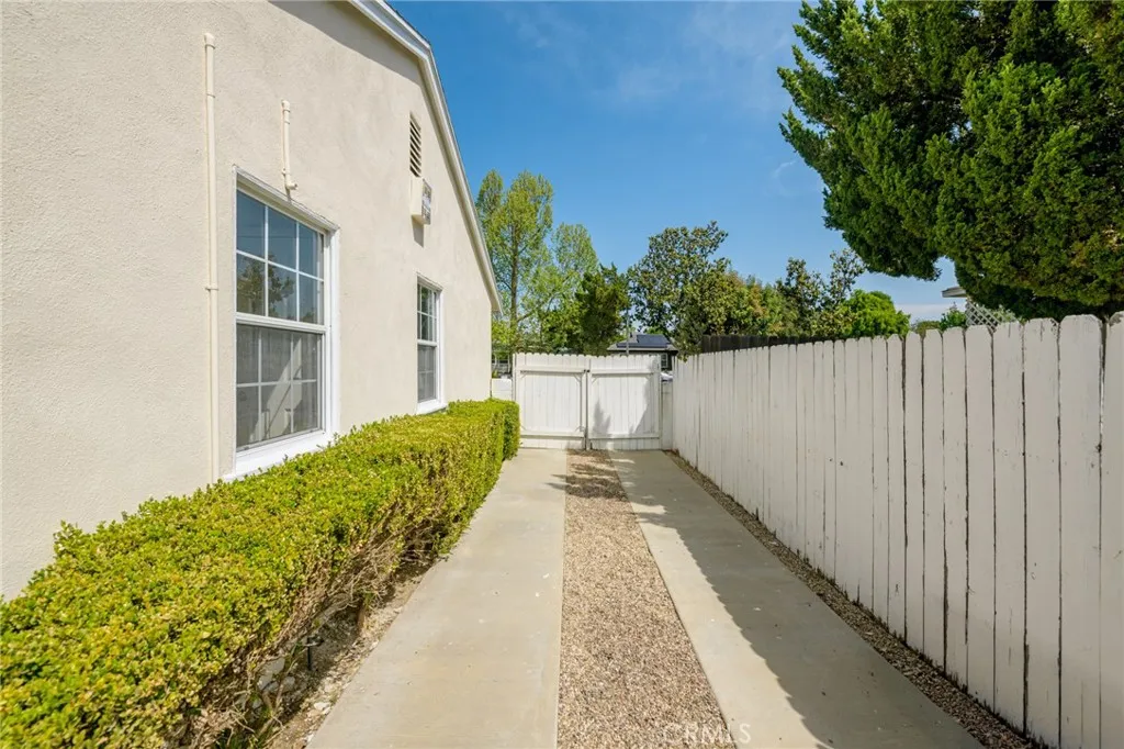 17256 Lemay St, Lake Balboa, CA 91406