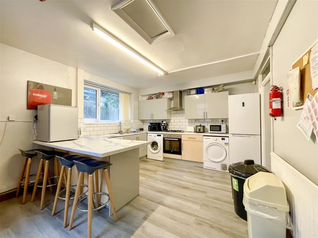 4 bed property to rentWood Road, Pontypridd CF37