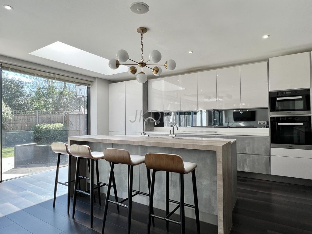5 bed detached house to rentFairgreen East, Enfield EN4