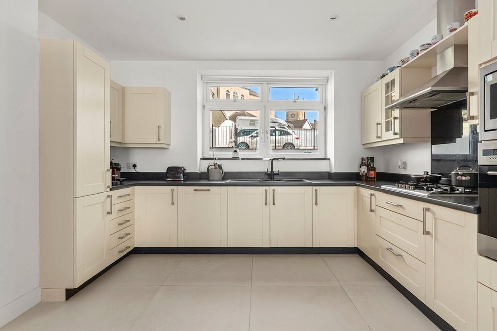 Additional image 7 of 2 bed flat for saleFlat 2 Murray Crescent House, The Rath, Milford Haven, Pembrokeshire SA73