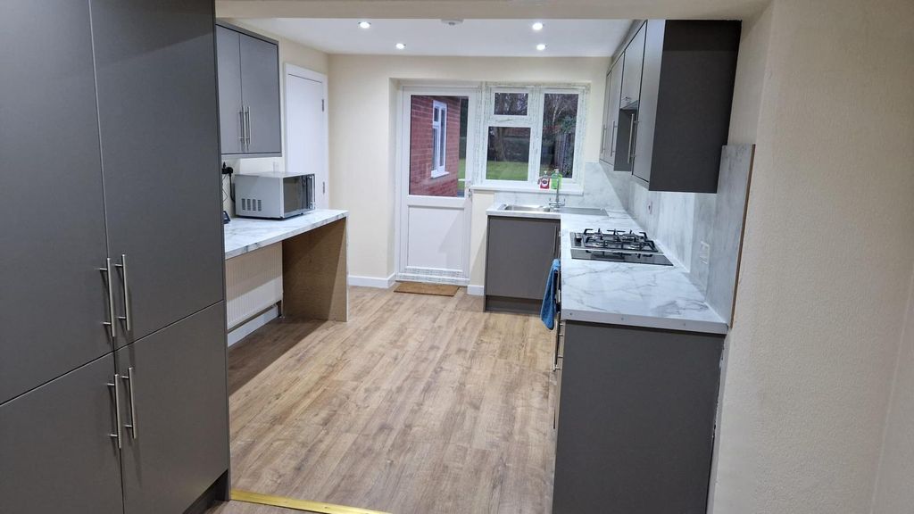 Additional image 3 of 3 bed shared accommodation to rentHenley Wood Road, Reading RG6