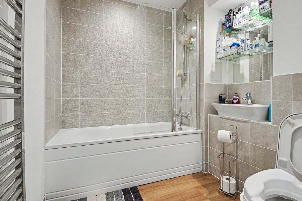 2 bed flat for saleJohn Thornycroft Road, Centenary Quay SO19 photo 4