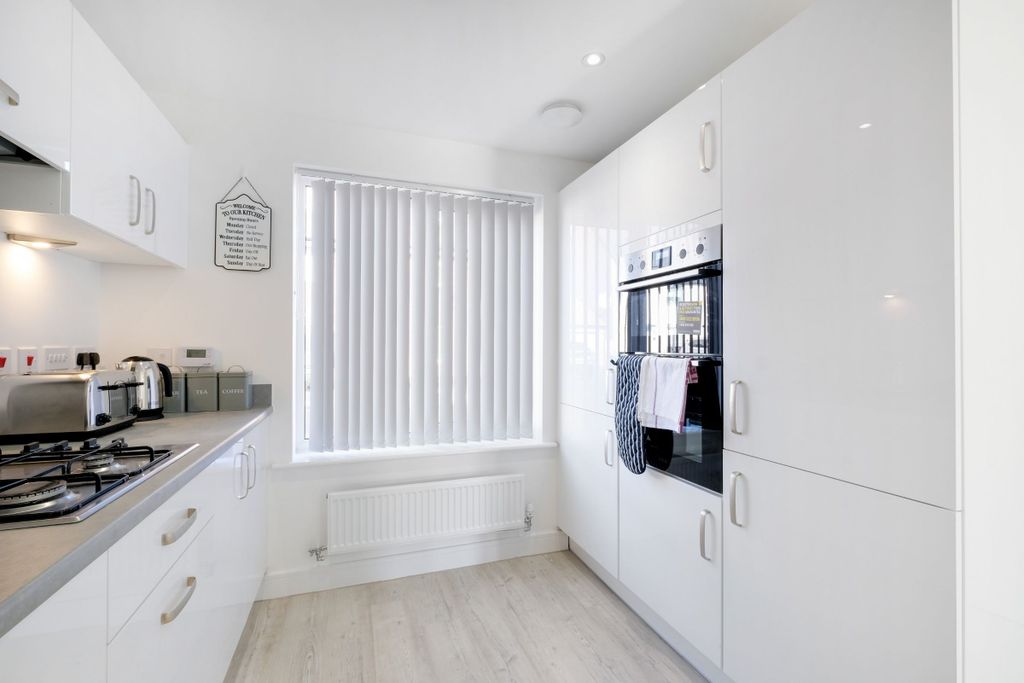 Additional image 10 of 5 bed semi-detached house to rentKempster Way, Weston Turville, Aylesbury HP22