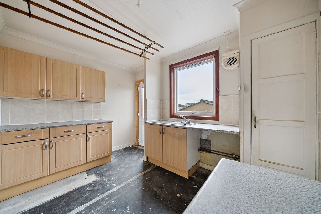 3 bed flat for saleAthole Drive, Stanley PH1 photo 5