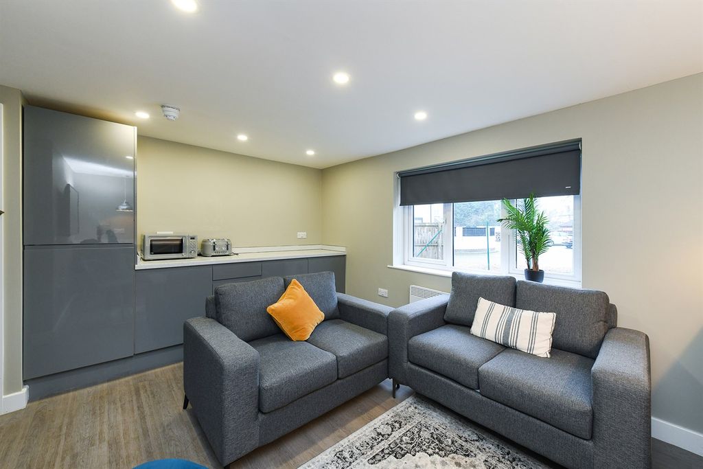 5 bed flat to rentVarsity Beeston NG9 photo 2