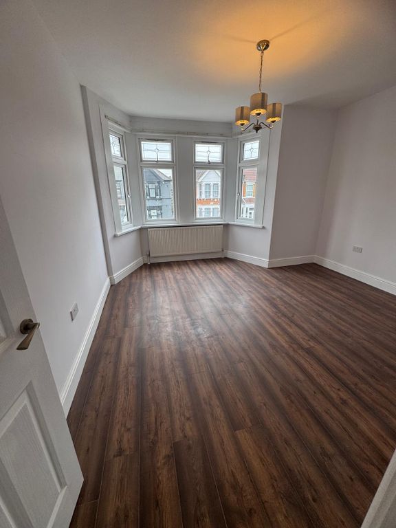 2 bed flat to rentCastleton Road IG3 photo 2