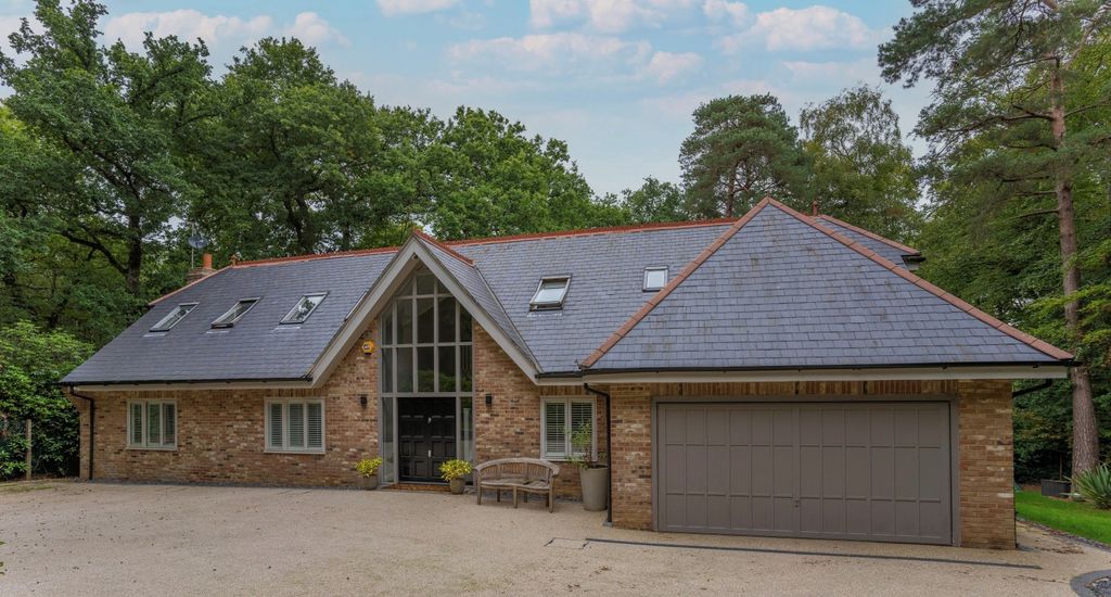 6 bed detached house to rentStoke Common Road, Fulmer, Slough SL3
