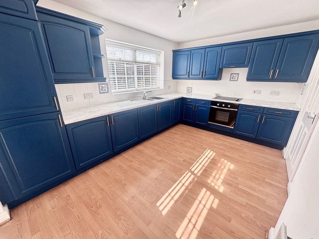 4 bed detached house to rentThorn Fields, Thorngumbald, Hull HU12 photo 2
