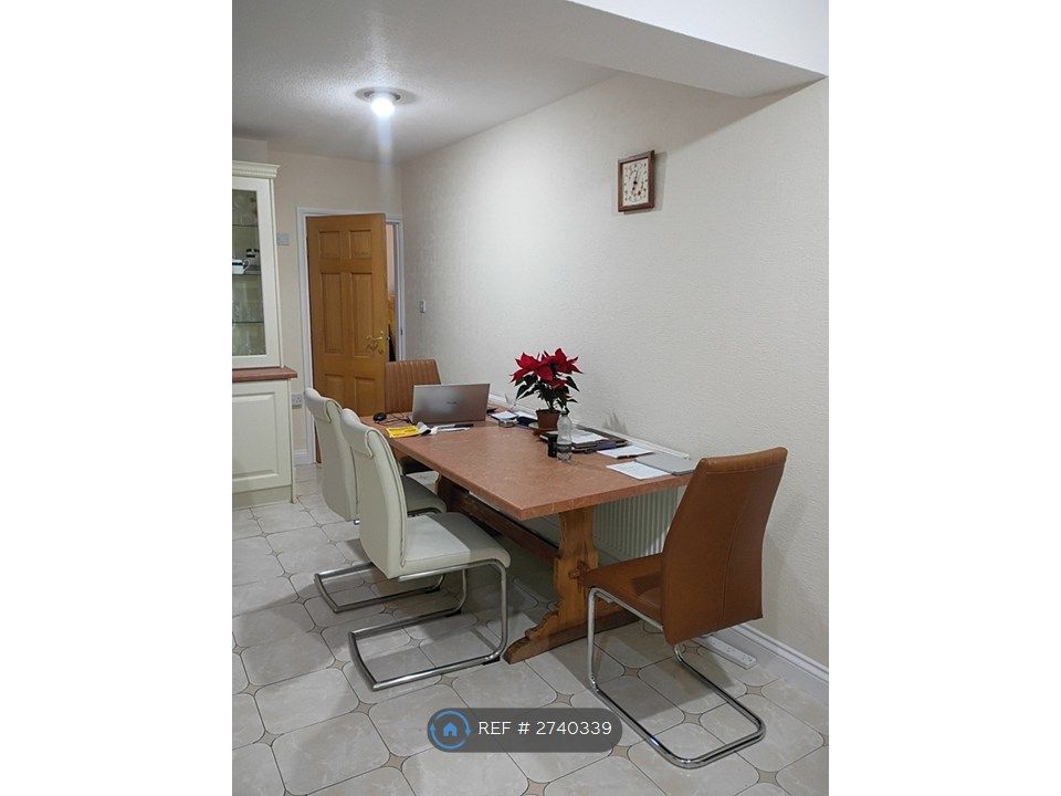 4 bed detached house to rentChestnut Road, Redditch B96 photo 3