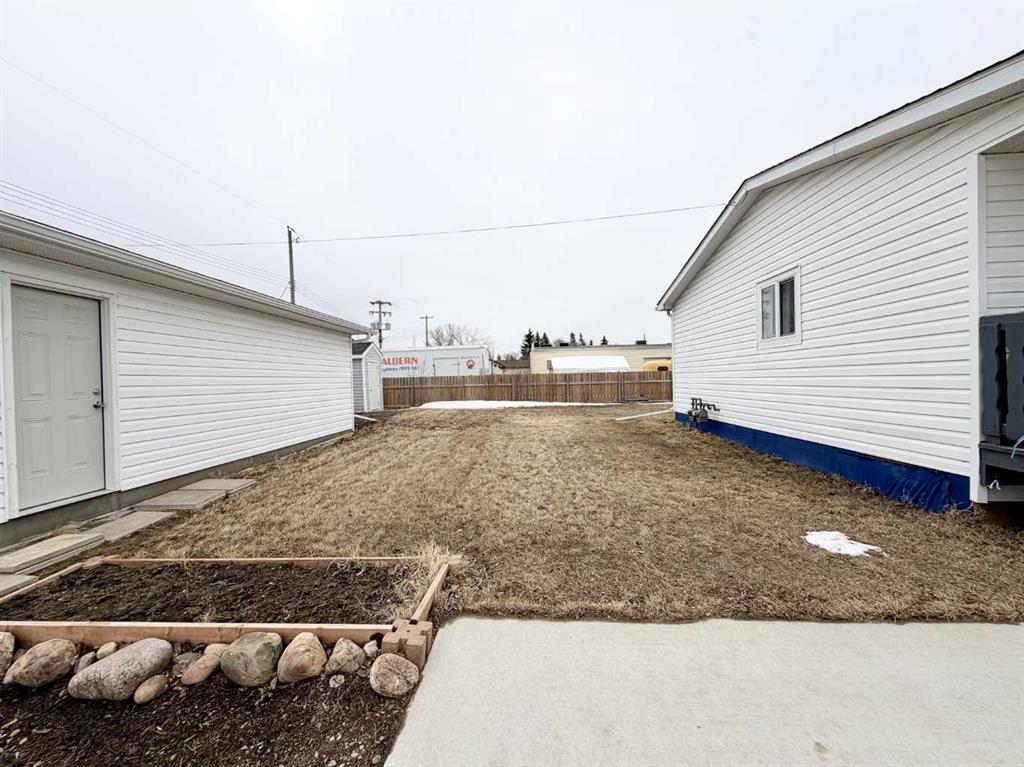 Additional image 5 of 101 A & B 1 Avenue N, Linden, AB, T0M1J0