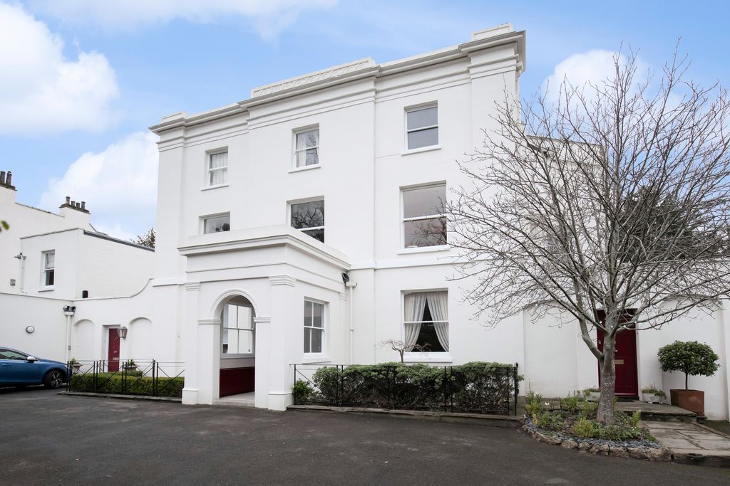 2 bed flat to rentMontpellier Parade, Cheltenham GL50