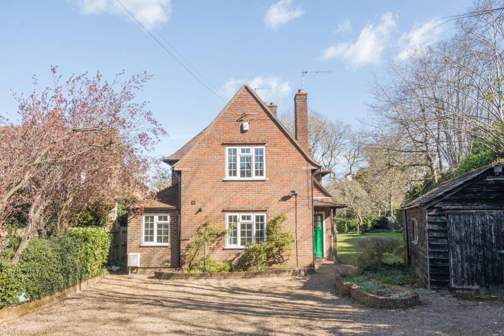 3 bed detached house to rentCandlemas Lane, Beaconsfield HP9