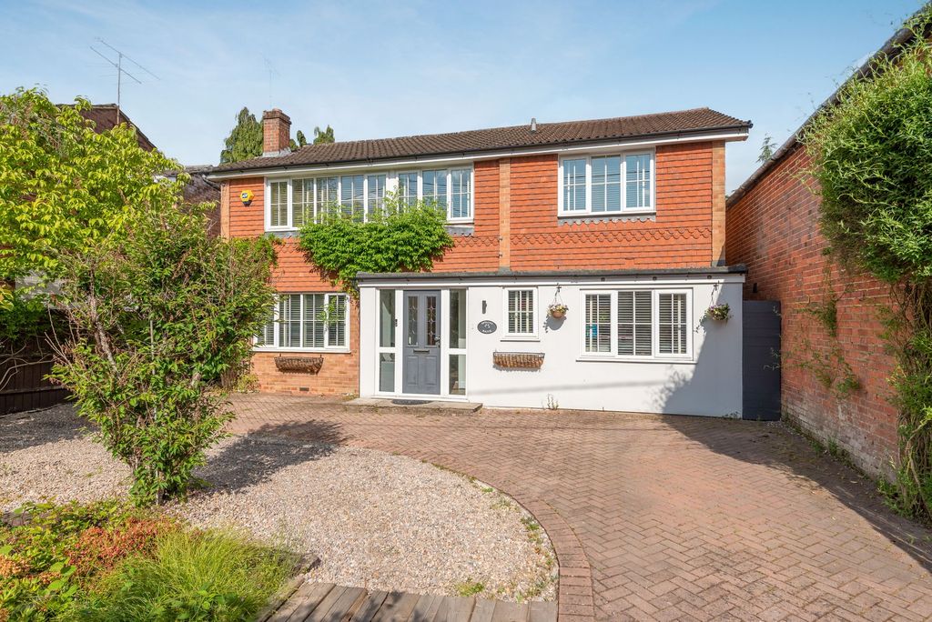 4 bed detached house to rentNew Road, Ascot SL5