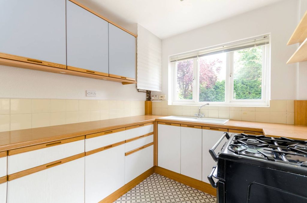 Additional image 8 of 3 bed semi-detached house to rentQuinton Road, Thames Ditton KT7