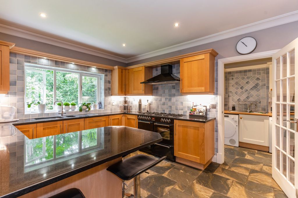 Additional image 4 of 6 bed detached house to rentStoke Common Road, Fulmer, Slough SL3