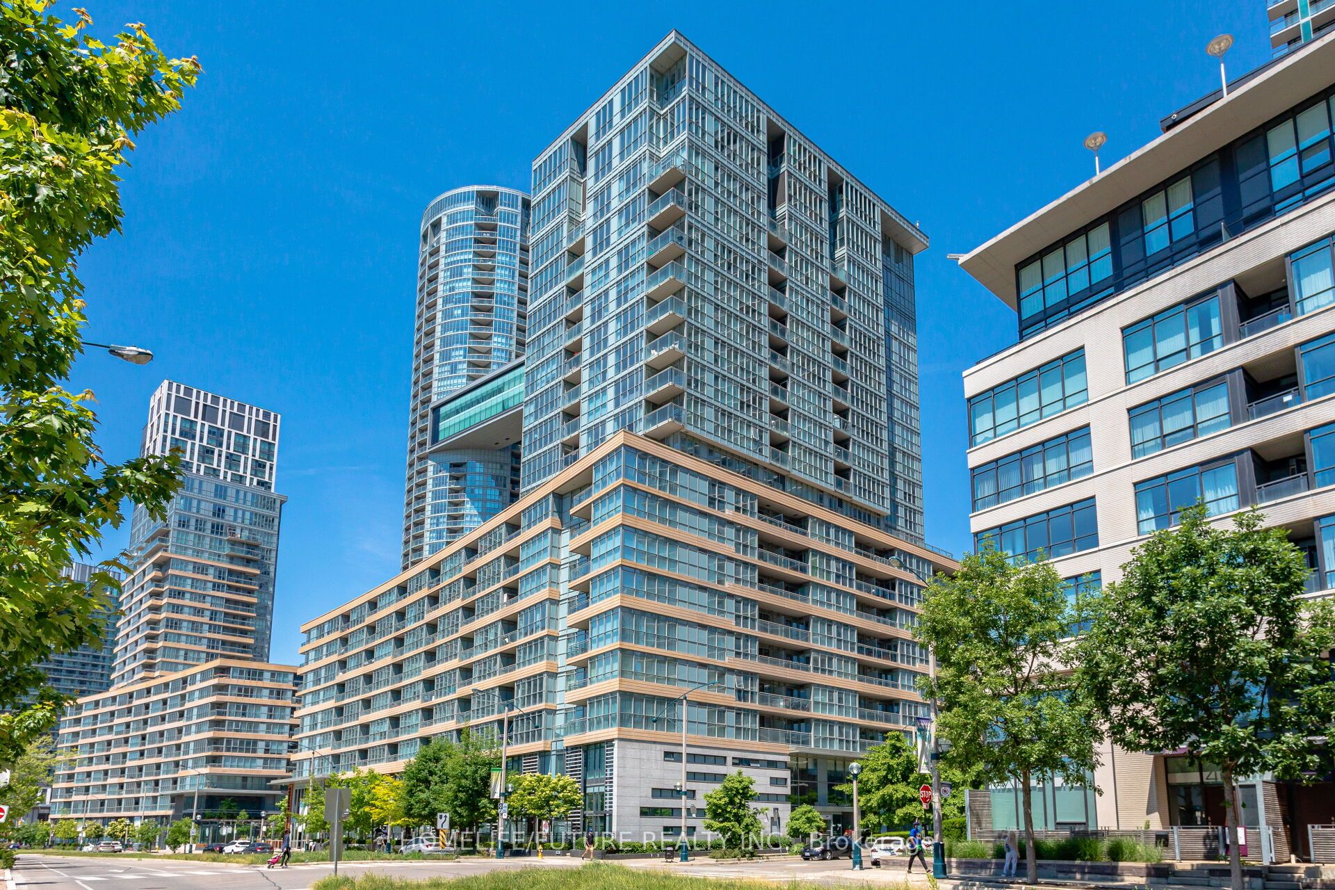 649-10 Capreol Court, Toronto, ON, M5V 4B3