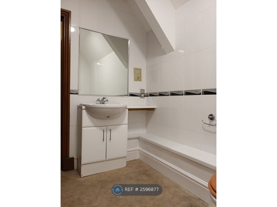 Room to rentBulkeley Square, Llangefni LL77 photo 4