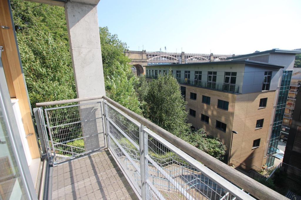 2 bed flat to rentQuayside Loft, Quayside, Newcastle Upon Tyne NE1 photo 2