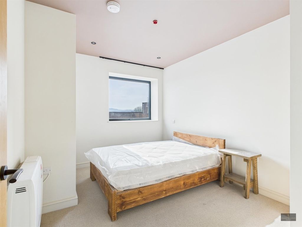 2 bed flat to rent24 Paternoster House, Exeter EX4 photo 4