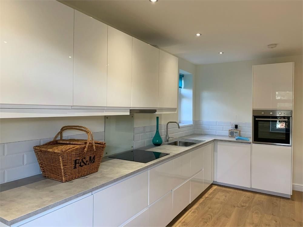 3 bed flat to rentStanwell Road, Penarth CF64 photo 5