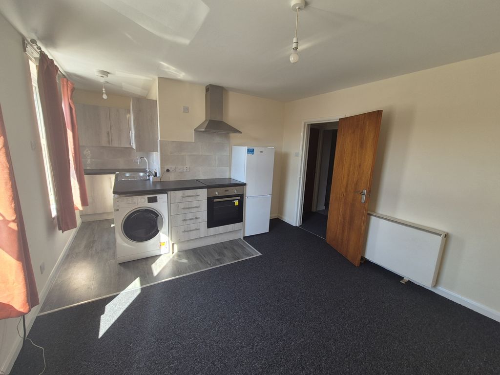 1 bed flat to rentSalisbury SP2 photo 2