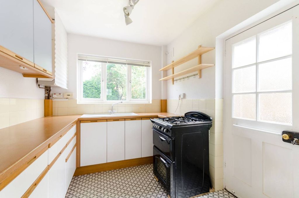 Additional image 2 of 3 bed semi-detached house to rentQuinton Road, Thames Ditton KT7