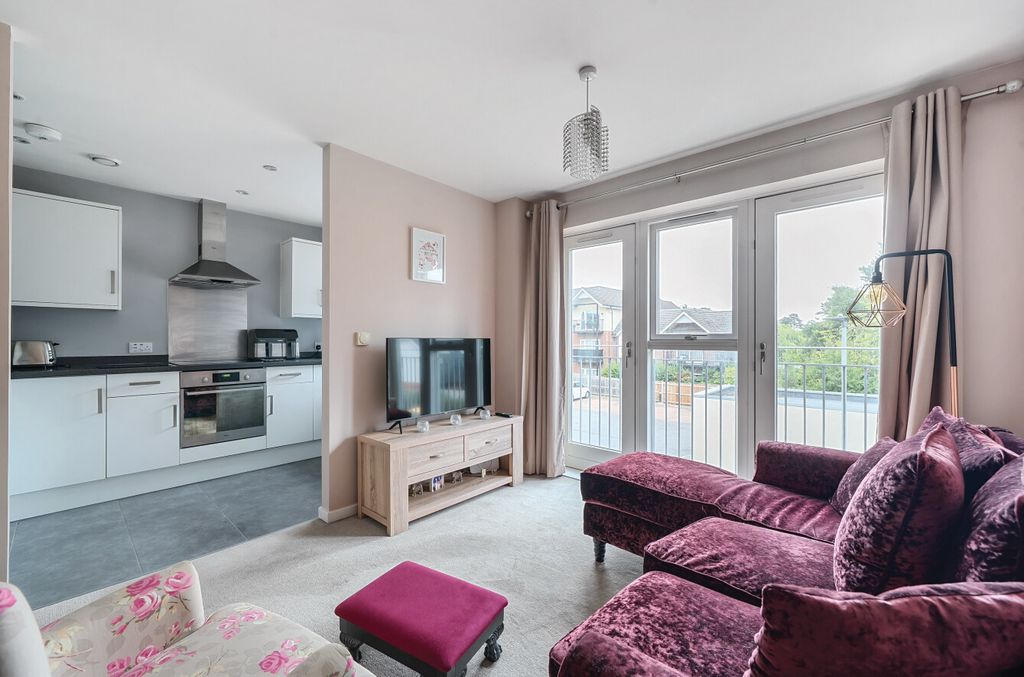Additional image 3 of 2 bed flat for saleLondon Road, Binfield, Bracknell, Berkshire RG42