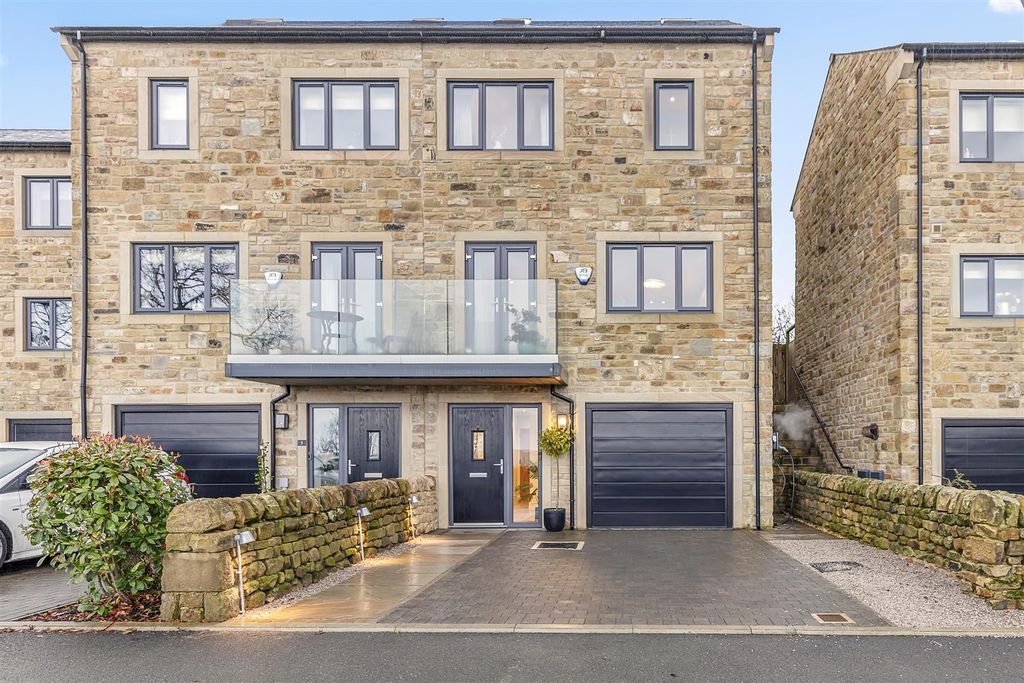 4 bed semi-detached house for saleParsons Meadow, Addingham LS29