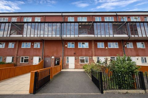 Hursthead Walk, Manchester M13