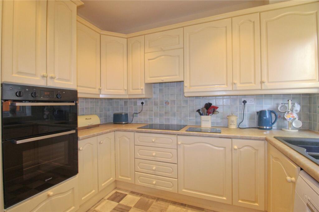 Holyrood Close, Trowbridge photo 5