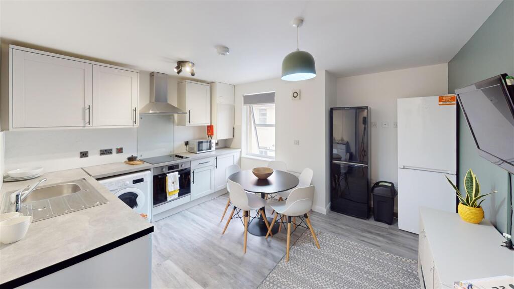 F3, 8 Piccadilly Place