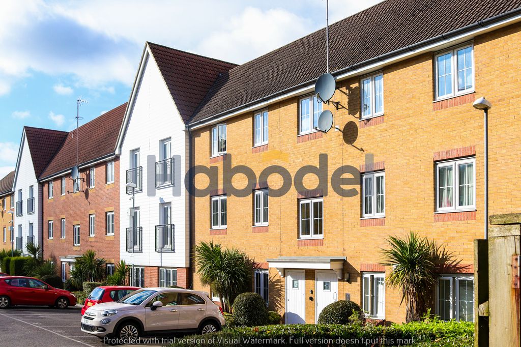 2 bed flat to rentBromley Close, East Road, Temple Fields, Harlow CM20