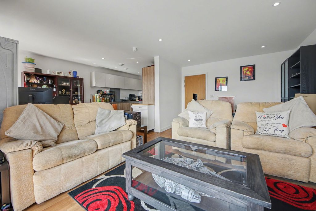 2 bed flat for saleJohn Thornycroft Road, Centenary Quay SO19 photo 5