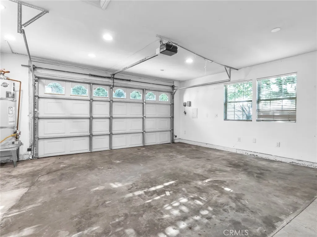 7318 Zelzah Avenue, Reseda, CA 91335