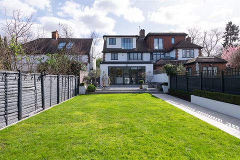 Queen Elizabeths Drive, London N14