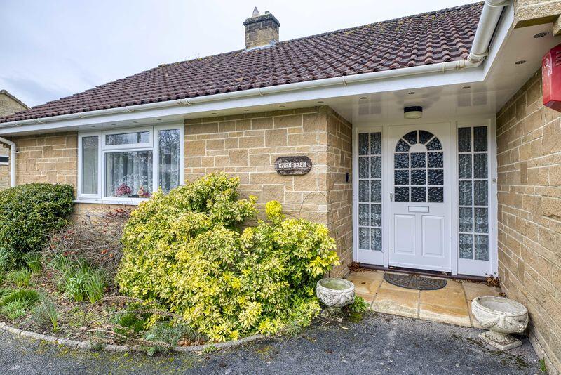 Three bedroom bungalow with attractive garden in Bruton  photo 4