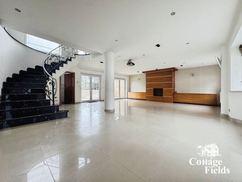 6 bed detached house to rentCollege Road, Hoddesdon EN11
