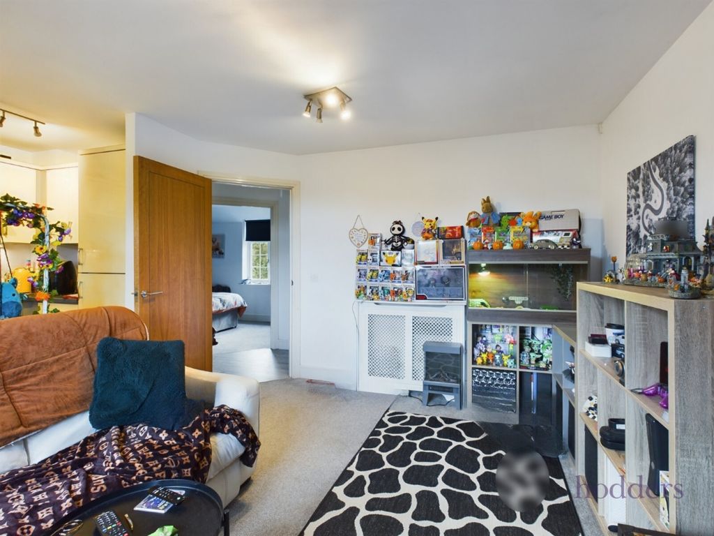 2 bed flat to rentThe Quadrant, Brighton Road, Addlestone, Surrey KT15 photo 2
