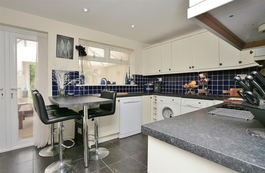 Additional image 2 of 4 bed semi-detached house to rentBrowns Close, Oxford OX2