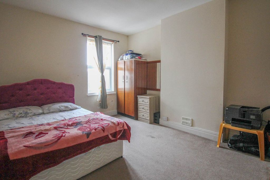 3 bed flat to rentQuantock Road, Southward BS23 photo 4