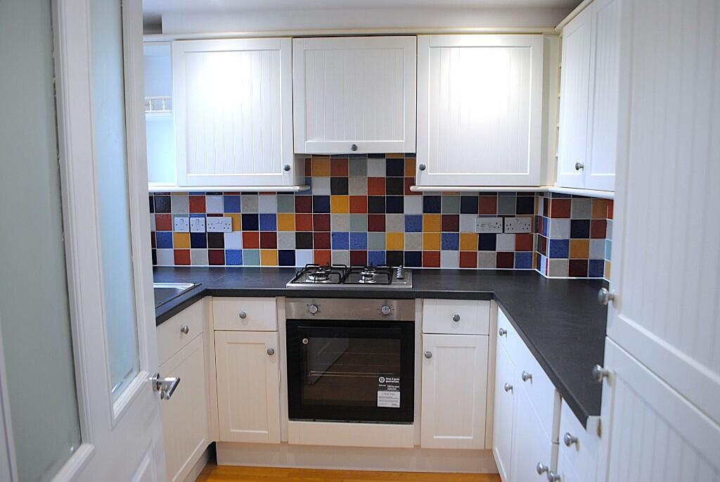 ***very Well Presented 2 Bedroom House With 2 Parking Spaces*** photo 2