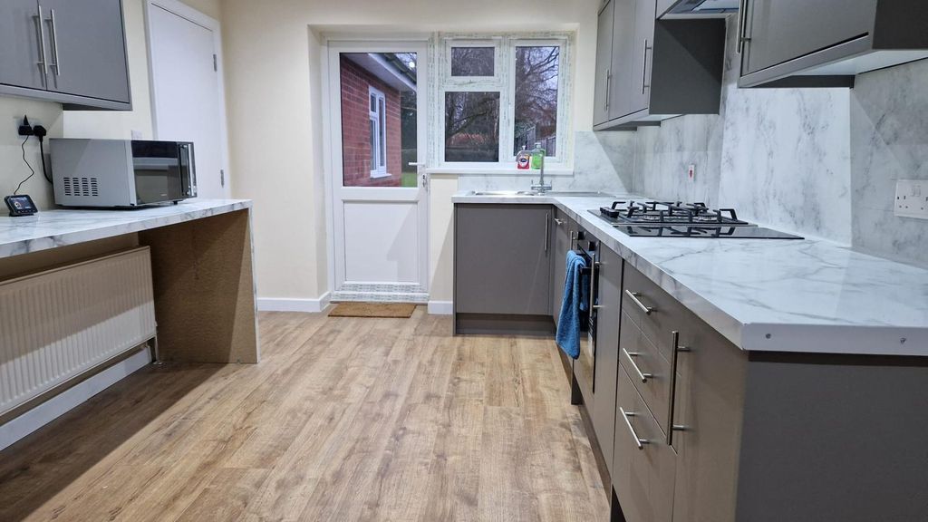 Additional image 2 of 3 bed shared accommodation to rentHenley Wood Road, Reading RG6