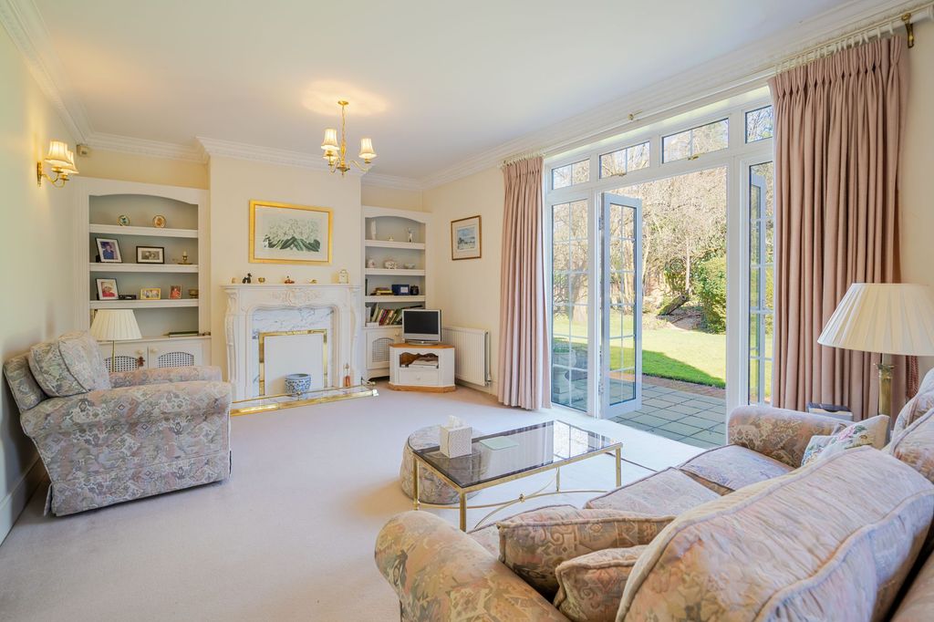 2 bed detached house for salePrincess Gate, Sunninghill SL5 photo 4